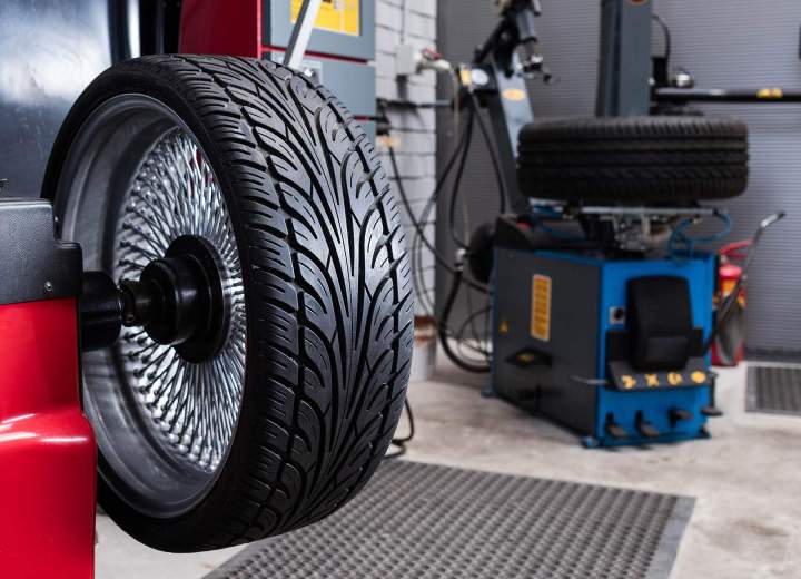 Pose et équilibrage de vos enveloppes pneumatiques